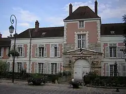 The town hall in Lardy
