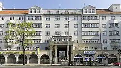Lassalle-Hof, Main entrance and shops on Lassallestraße (1924–1926)