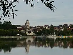A general view of Le Mêle-sur-Sarthe from the Bois-Roger lake