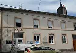 The town hall and school in Le Roulier