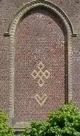 Examples of rune-shaped designs found on Ledringhem's church (a five-lozenges cross and a heart on the façade)