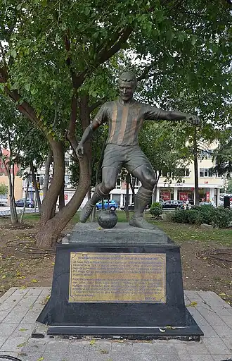 Lefter statue
