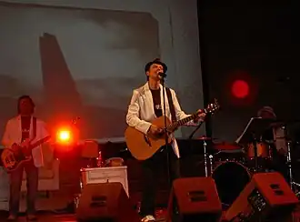 Lluís Gavaldà singing with Els Pets