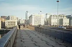 The current London Bridge in January 1987, with the National Westminster Tower skyscraper (Tower 42) opened six years earlier in the background