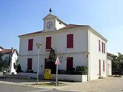 The town hall in Luglon
