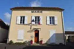 The town hall in Fouju