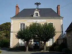 The town hall of Luché-Pringé