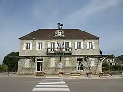 The town hall in Macornay