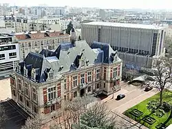 The Hôtel de Ville and St Jacques church
