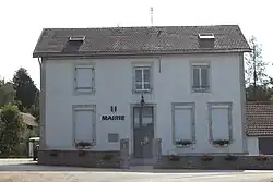 The town hall in Moutoux
