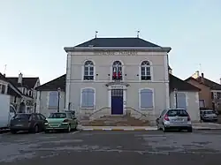 The town hall in Cravant