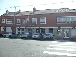 The town hall in Téteghem