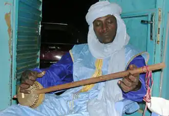 Malam Mamane Barka playing an ngurmi African lute.