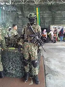 A Malaysian Army combat uniform configured for urban warfare on display. Elbow and knee guards are used to reduce the risk of injury in urban environments.