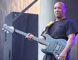 White performing with the Spin Doctors in 2017