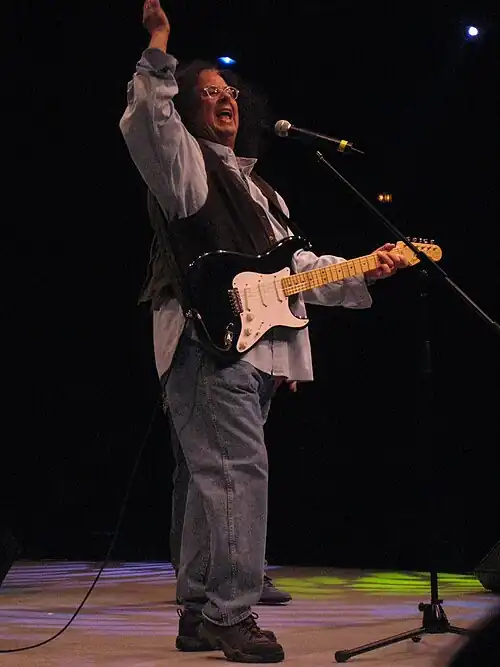Volman performing in 2008 billed as "The Turtles Featuring Flo & Eddie" (with Fender Stratocaster)