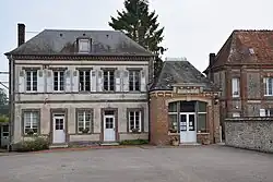 The town hall in Ménerval