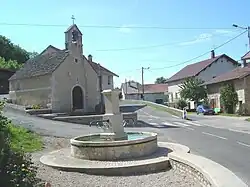 Place Lacuzon, the fountain and the chapel (1664)