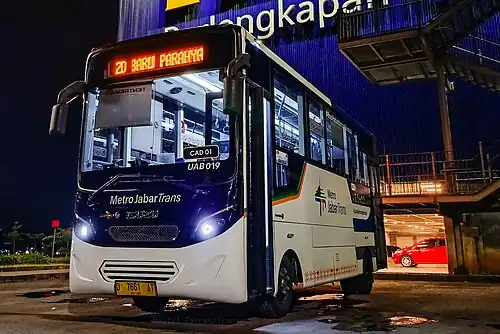 Metro Jabar Trans Isuzu ELF NQR 71 serving Corridor 2D in Bandung
