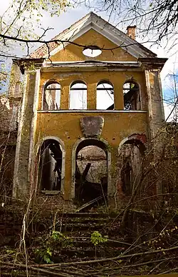 Manor house ruins in Mieduniszki Wielkie