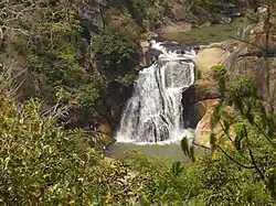 smaller waterfall known as Kuda Dunhinda