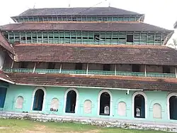 Miskal Mosque has three-storeyed gabled roofs with windows, which offer an alternative to minarets in traditional Kerala style.