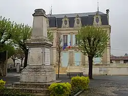 The town hall in Néré