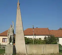 Stone monument of a man with his fist raised