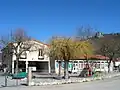 The primary school in Nant, named « Roc Nantais » (with the "Roc Nantais" in the background