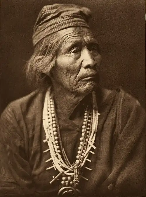 Navajo medicine man – Nesjaja Hatali, c. 1907[40]