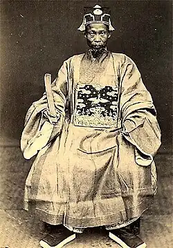 Nguyễn dynasty official wearing an áo giao lĩnh.