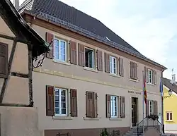 The town hall and school in Niederentzen