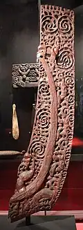 Taurapa (māori canoe sternpost); late 18th-early 19th century; wood and sheel; height: 148&nbsp;cm; Musée du Quai Branly (Paris)[114]