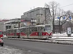 Single section tram with low floor middle section