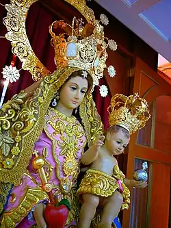 Closeup of the image and its crowns, shortly before the enthronement.