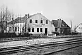 In April 1918 Schultz and Larsen bought the Emmelev Mølles barn and refurbished it for the Schultz & Larsen factory. In 1927 Niels Larsen moved with his family to the house seen next to the barn.
