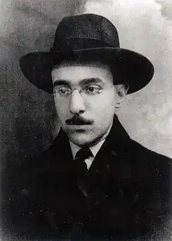 Fernando Pessoa wearing hat and glasses in a 1914 photograph