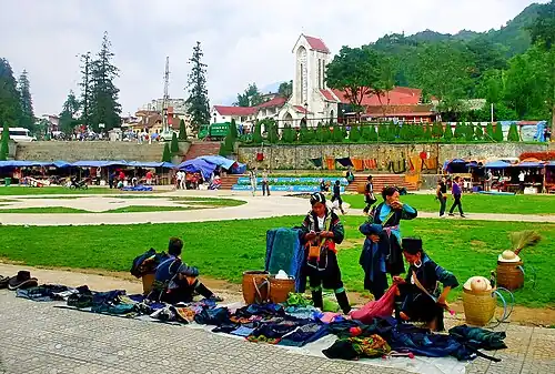 Hmong women selling handicrafts