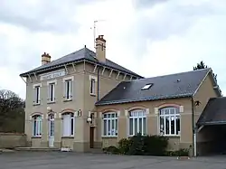 The school and town hall in Plessis-Saint-Benoist