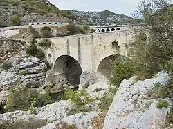Pont du Diable (ou Pont de Saint Guilhem datant du Moyen Âge) enjambant l'Hérault