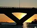 Central pier as the only V-shaped intermediate support