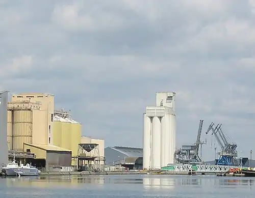 Cargill sunflower oil production plant (Quai Eugène Pereire) and grain silo (Quai des Grands Puits).