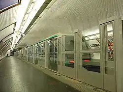 Automatic platform gates at Porte Maillot