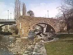 Carrión as it passes through the Roman bridge Velilla, with a modern bridge in the background.