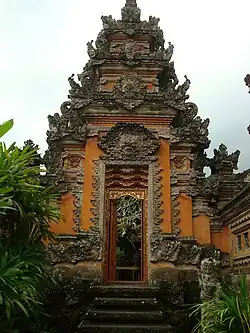 Pura Taman Saraswati (Ubud): towering kori agung gate.