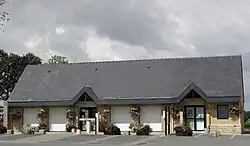 The town hall in Quéménéven