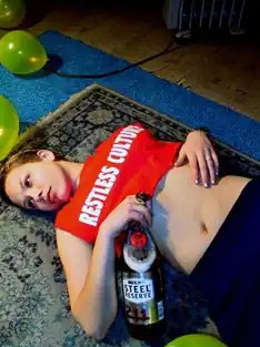 Image 104Model wearing a midriff shirt, a silver necklace, low ponytail and straight-leg leggings, 1999. (from 1990s in fashion)