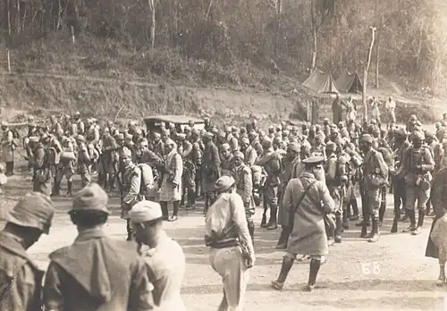 Many soldiers milling around