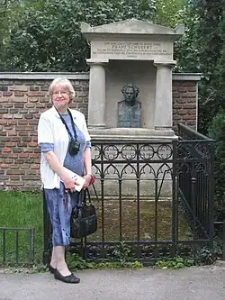 Steblin at the grave of Franz Schubert in Währing, Vienna, June 2012
