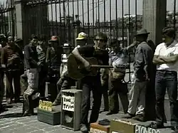 Rockdrigo recording the music video for his song "Balada del asalariado" in 1985